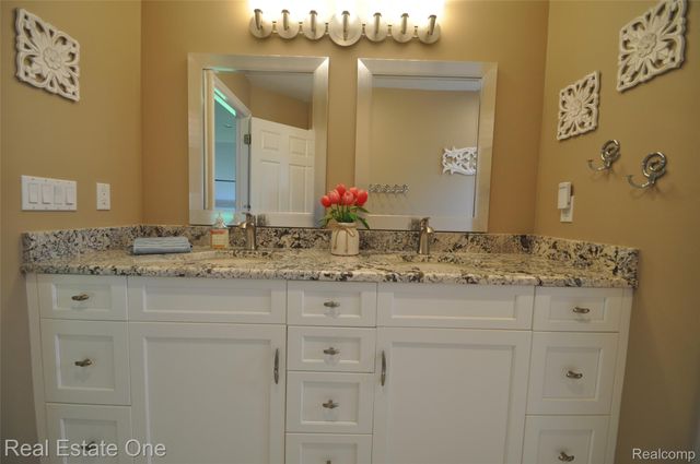 3648 W Tienken Road, Rochester Hills, MI 48306