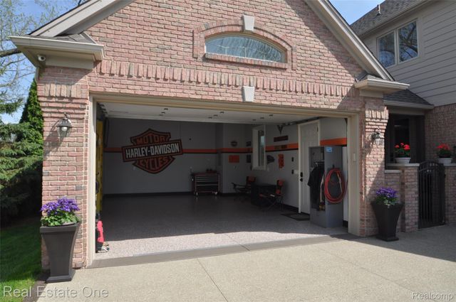 3648 W Tienken Road, Rochester Hills, MI 48306