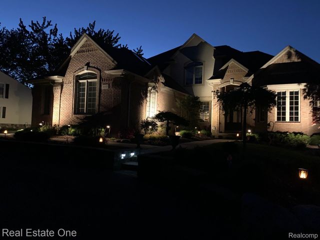 3648 W Tienken Road, Rochester Hills, MI 48306