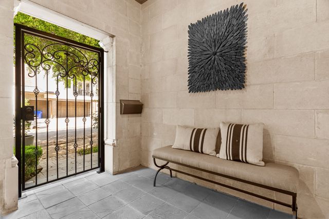 2222 Worthington Street, Dallas, TX 75204