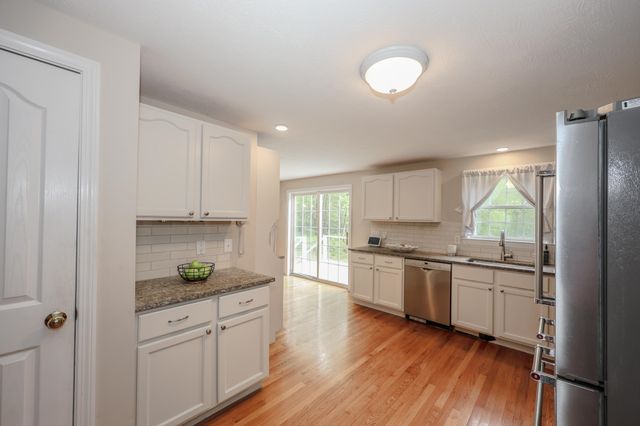 19 Burgess Drive, Litchfield, NH 03052