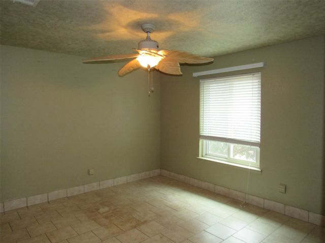 812 Regina Drive, Hewitt, TX 76643