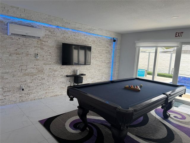 7525 Roosevelt St, Hollywood, FL 33024