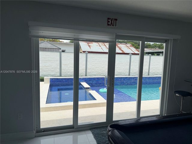 7525 Roosevelt St, Hollywood, FL 33024
