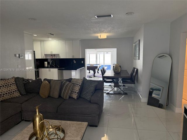 7525 Roosevelt St, Hollywood, FL 33024