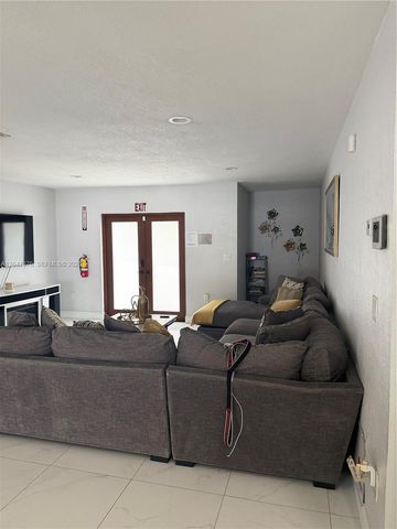 7525 Roosevelt St, Hollywood, FL 33024