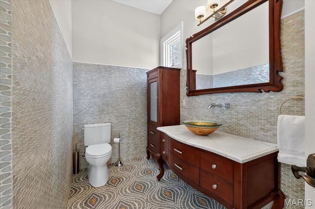 9998 Litzsinger Road, Ladue, MO 63124