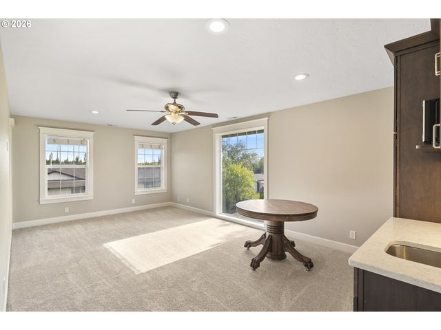 2043 Ne CHEHALEM Dr, Newberg, OR 97132