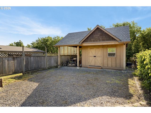 2043 Ne CHEHALEM Dr, Newberg, OR 97132