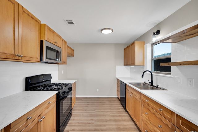 221 N Edgefield Road, Waxahachie, TX 75165