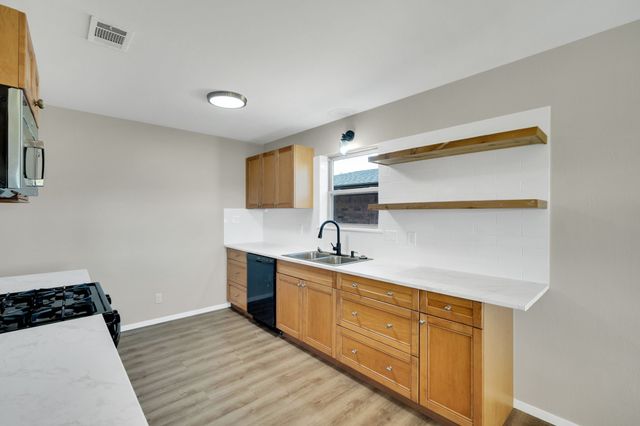 221 N Edgefield Road, Waxahachie, TX 75165