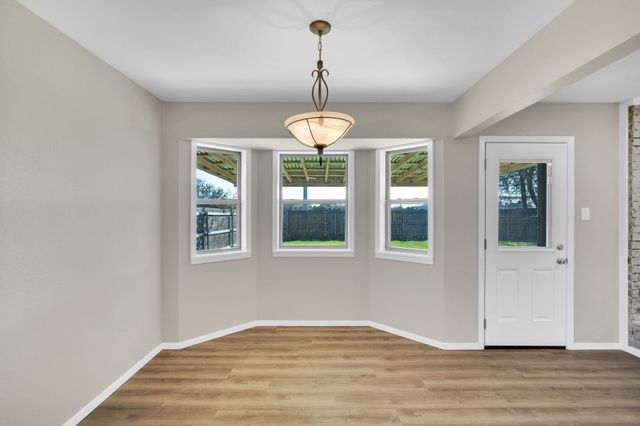 221 N Edgefield Road, Waxahachie, TX 75165