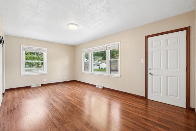1746 E Mitchell Avenue, Waterloo, IA 50702