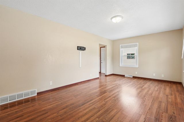 1746 E Mitchell Avenue, Waterloo, IA 50702