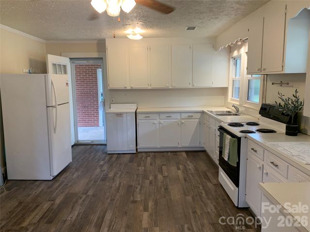 6231 Nc 16 Highway N, Taylorsville, NC 28681