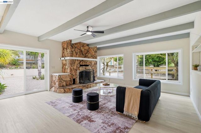 92 Welle Rd, Crockett, CA 94525