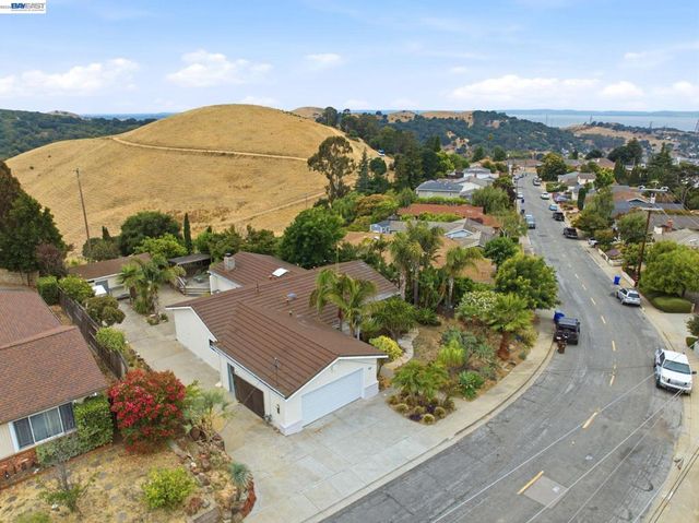 92 Welle Rd, Crockett, CA 94525