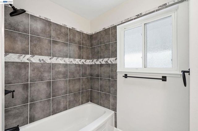 92 Welle Rd, Crockett, CA 94525