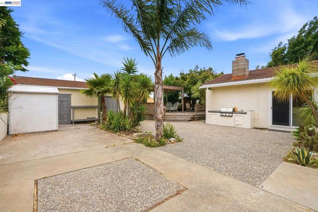 92 Welle Rd, Crockett, CA 94525