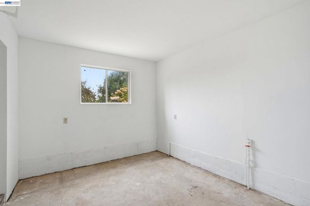 92 Welle Rd, Crockett, CA 94525