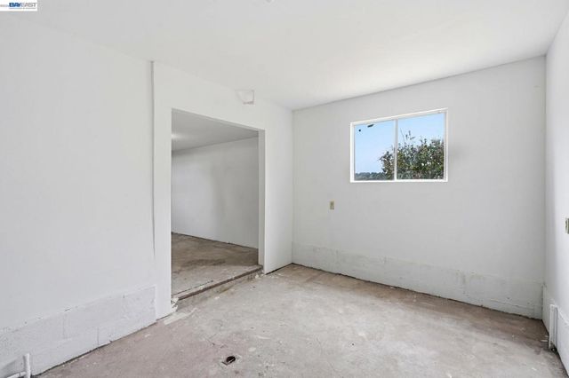 92 Welle Rd, Crockett, CA 94525