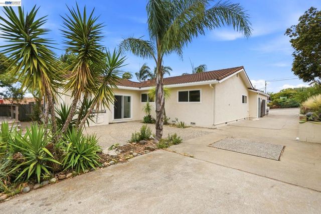 92 Welle Rd, Crockett, CA 94525