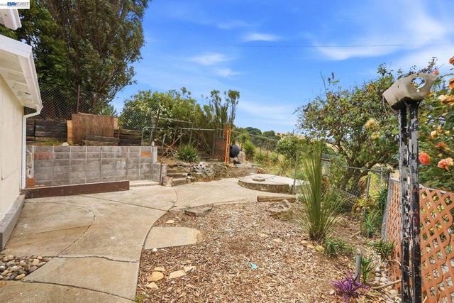 92 Welle Rd, Crockett, CA 94525