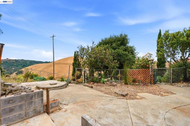92 Welle Rd, Crockett, CA 94525