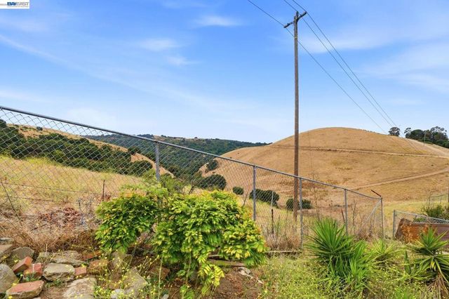 92 Welle Rd, Crockett, CA 94525