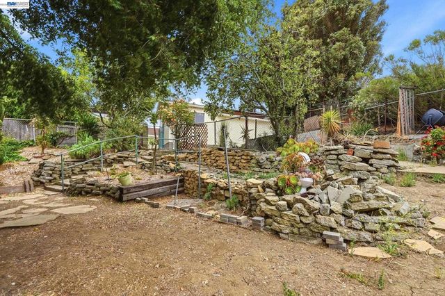 92 Welle Rd, Crockett, CA 94525