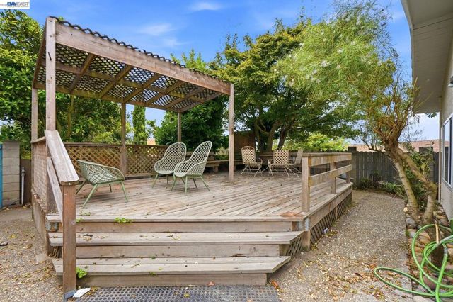 92 Welle Rd, Crockett, CA 94525