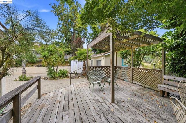 92 Welle Rd, Crockett, CA 94525