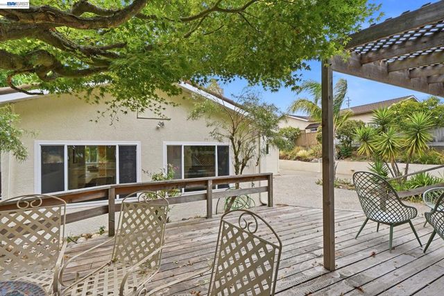 92 Welle Rd, Crockett, CA 94525