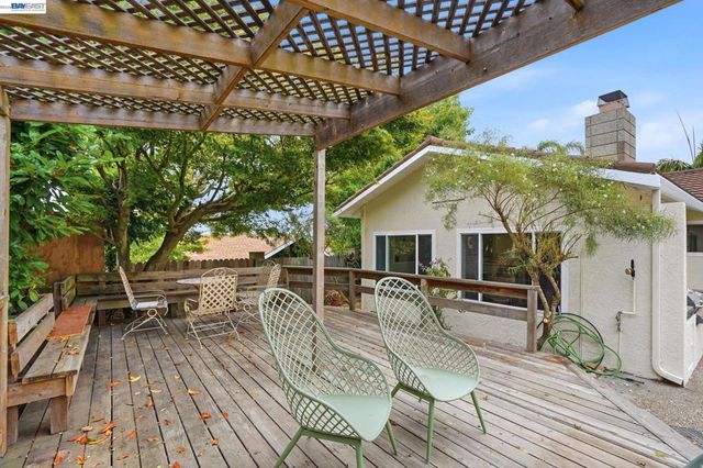 92 Welle Rd, Crockett, CA 94525