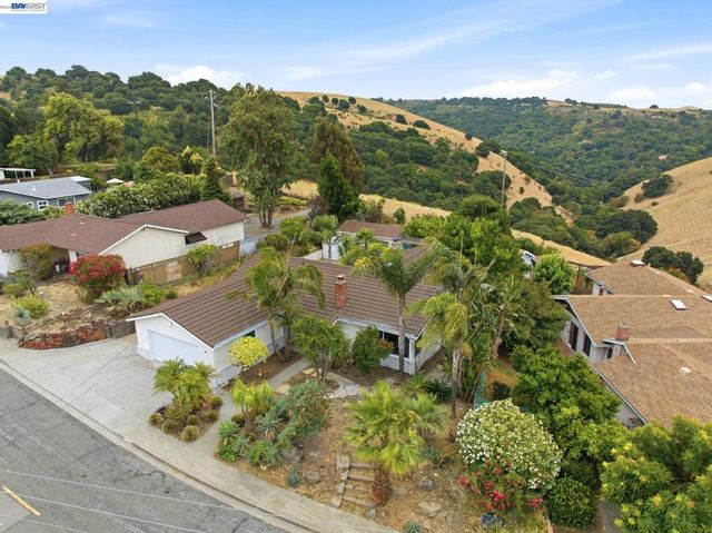 92 Welle Rd, Crockett, CA 94525