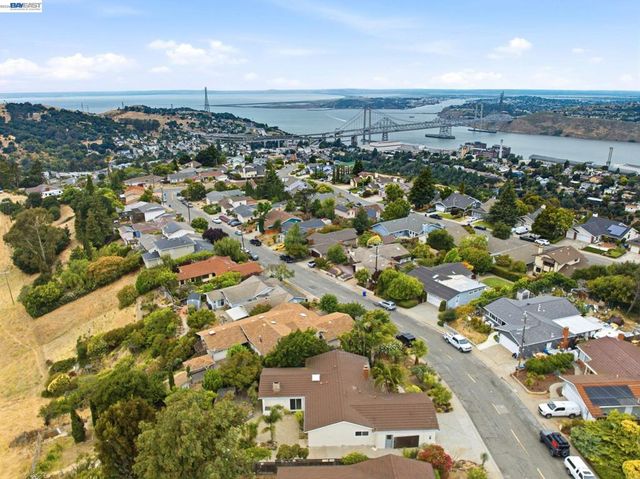 92 Welle Rd, Crockett, CA 94525
