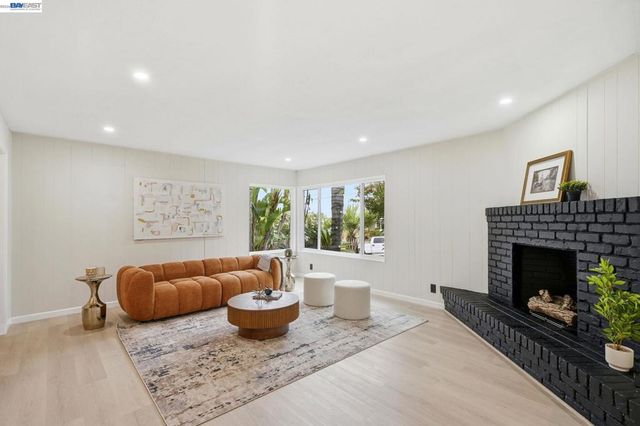 92 Welle Rd, Crockett, CA 94525