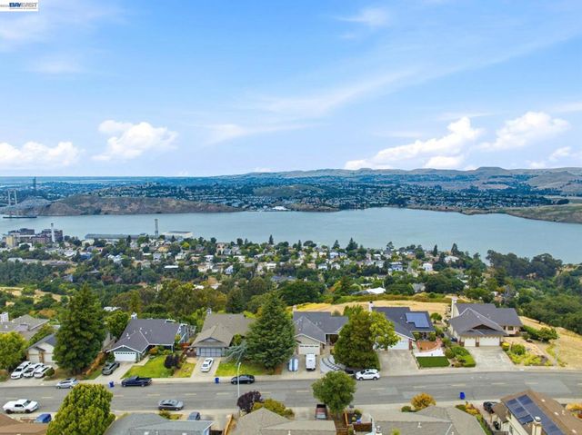 92 Welle Rd, Crockett, CA 94525