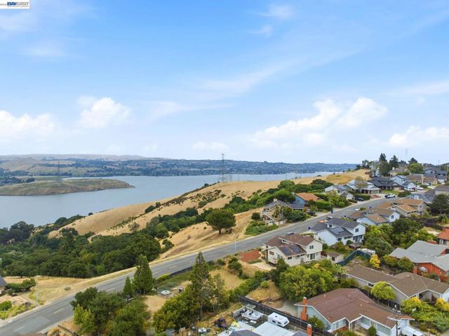92 Welle Rd, Crockett, CA 94525