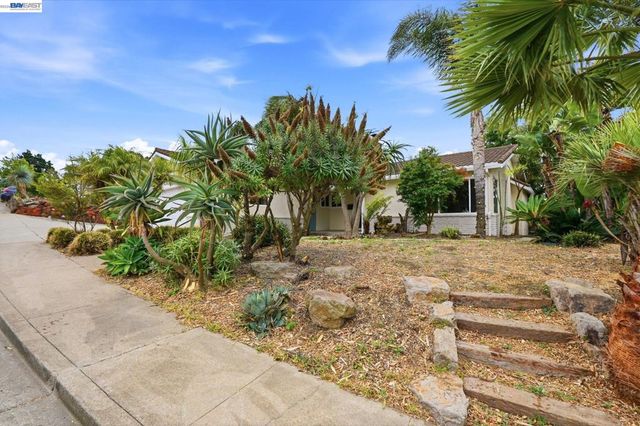 92 Welle Rd, Crockett, CA 94525