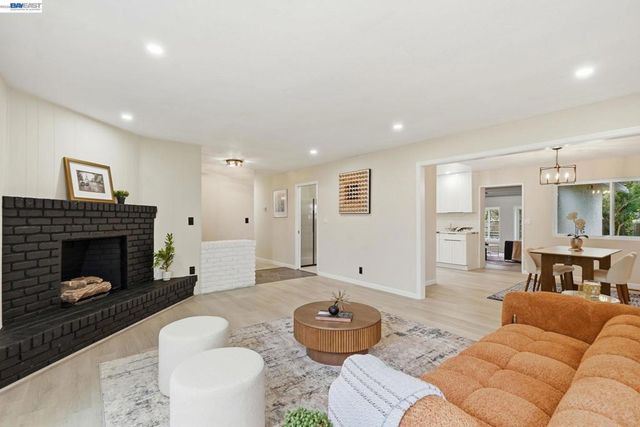 92 Welle Rd, Crockett, CA 94525