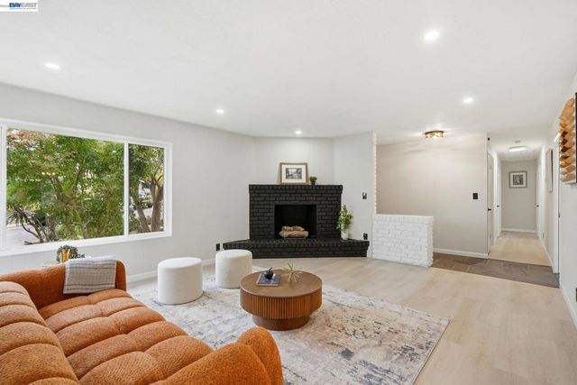 92 Welle Rd, Crockett, CA 94525