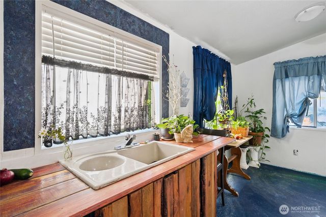 404 NE Saturn Lane, Bremerton, WA 98311