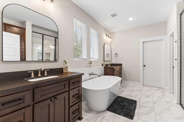 1124 Queen Elizabeth Drive, Mcgregor, TX 76657