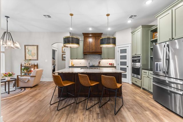 1124 Queen Elizabeth Drive, Mcgregor, TX 76657
