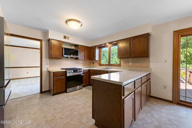 31 Vaughn Drive, Middletown, NJ 07748