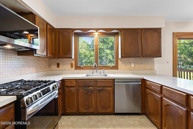 31 Vaughn Drive, Middletown, NJ 07748