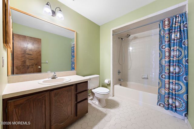 31 Vaughn Drive, Middletown, NJ 07748