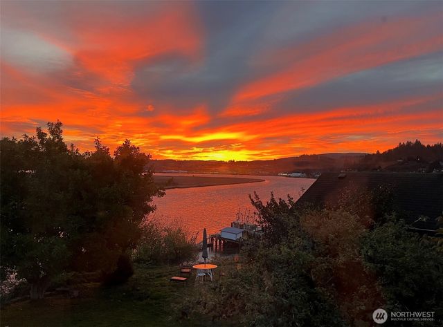 1510 W Water Street, South Bend, WA 98586