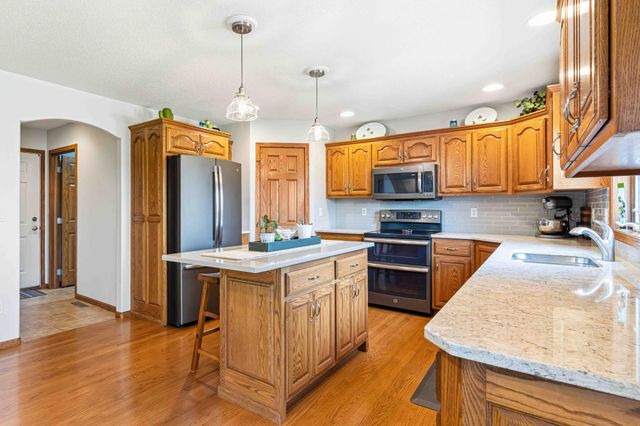 854 32nd Street S, Moorhead, MN 56560